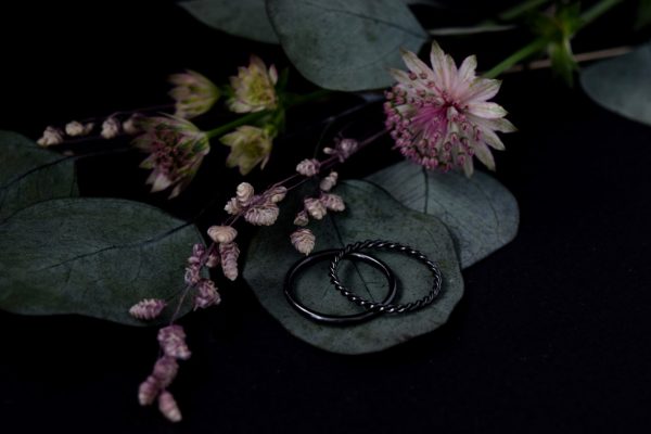 Sfeerfoto met bloemen zirkonium zwarte aanschuif ringen kopen